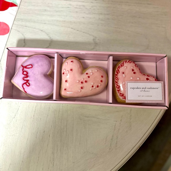 Cupcakes & Cashmere Heart cookie decorations - Picture 1 of 2